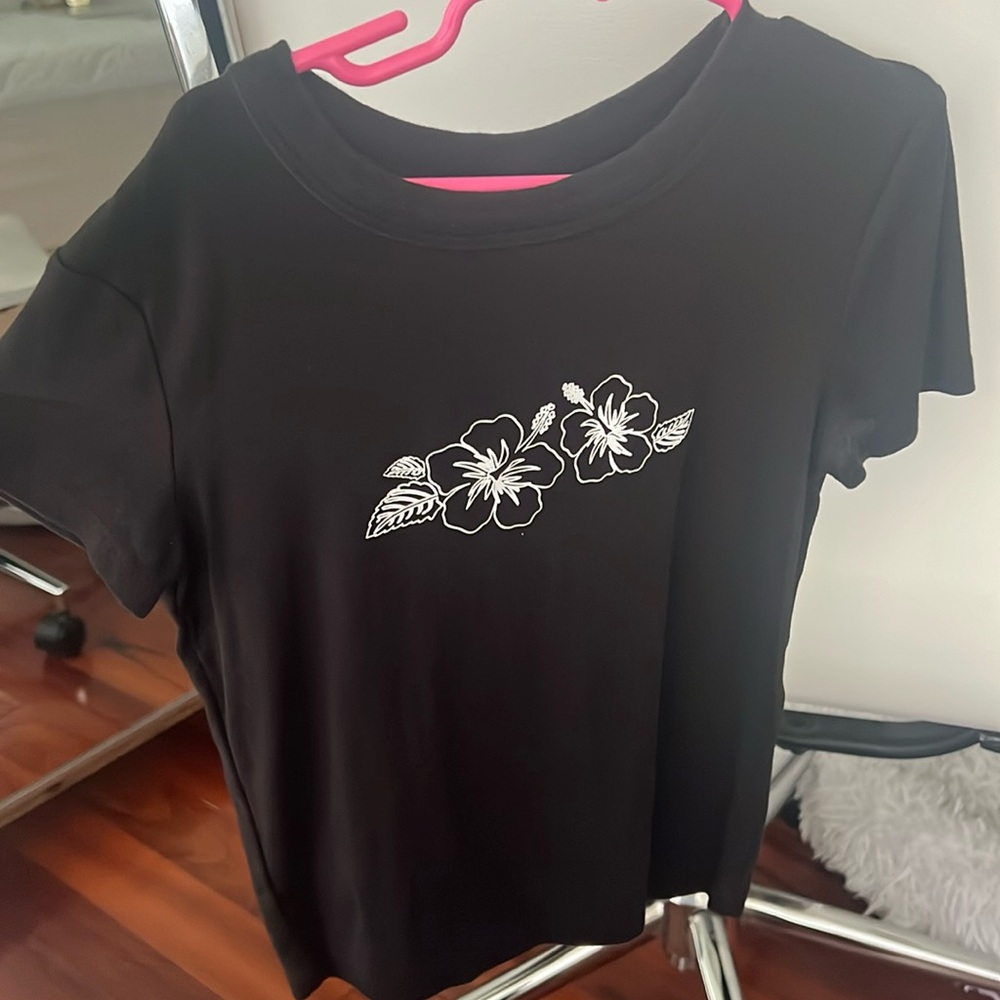 Cute cropped tshirt with Hawaiian flowers! Perfect for the summer!
